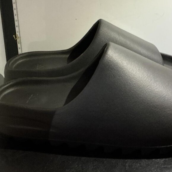 Yeezy slides size 10 - Picture 1 of 4